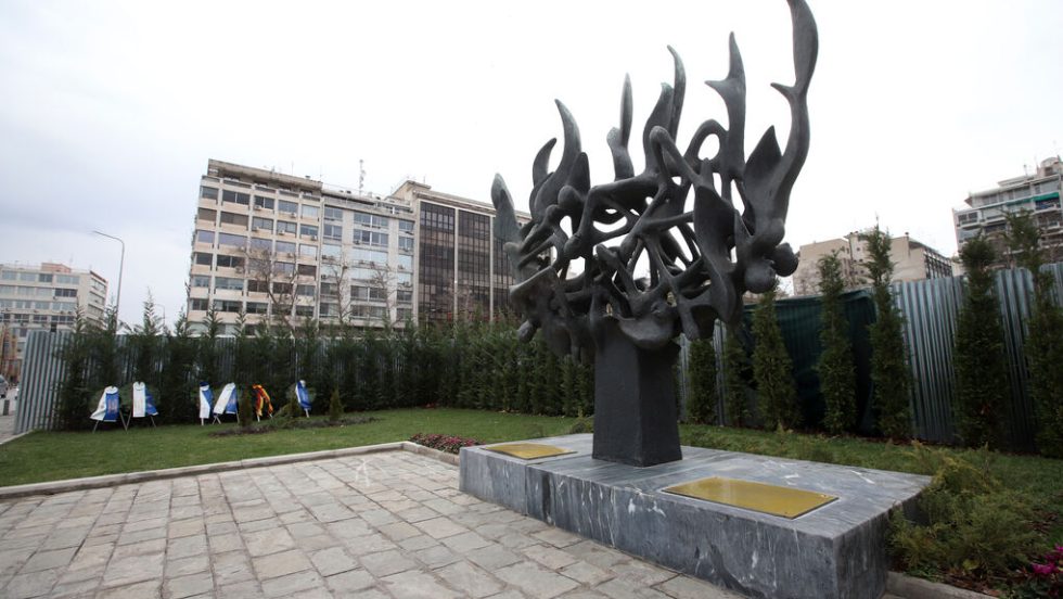 Η πλατεία Ελευθερίας που, αντί για πάρκο μνήμης, παραμένει πάρκινγκ